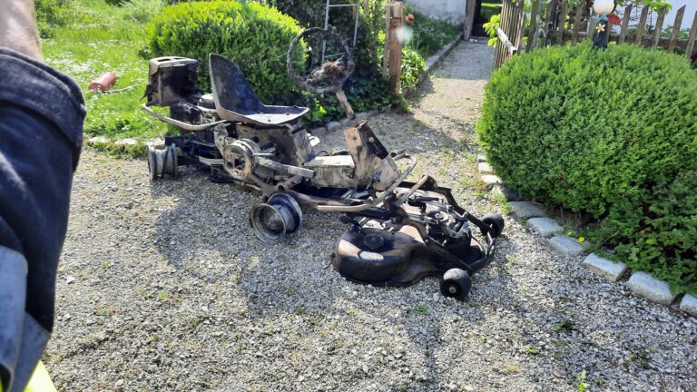 Mehr über den Artikel erfahren Brand eines Rasenmähertraktors