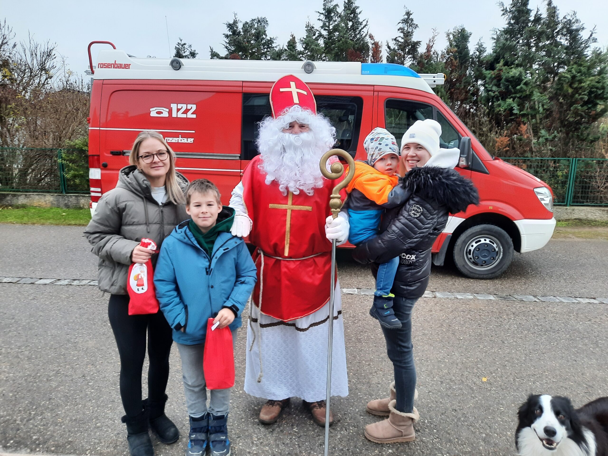 Mehr über den Artikel erfahren Der Nikolaus kommt mit dem Feuerwehrauto